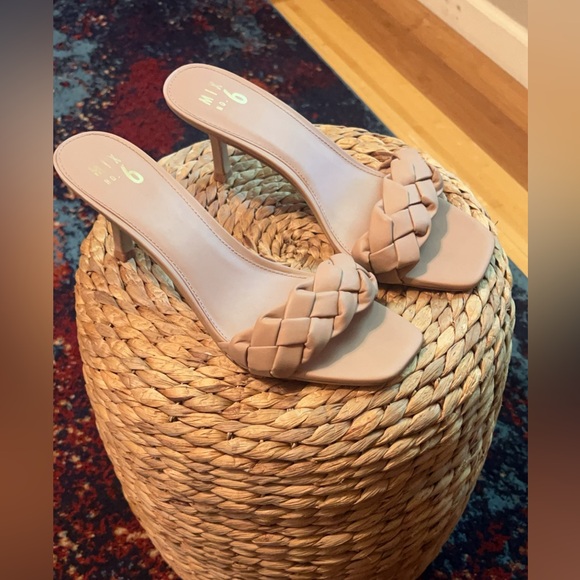 CUTE LOW HEEL SANDAL BY MIX No 6 - Picture 2 of 3